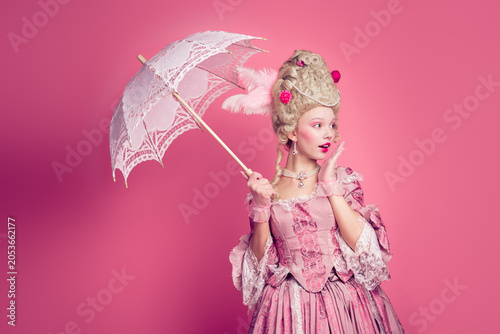 Foto Photo of charming impressed marie antoinette wear rich dress rising umbrella loo