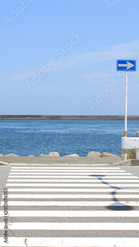 海に向かう横断歩道