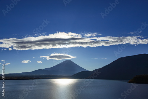 富士山と雲　山梨県本栖湖にて