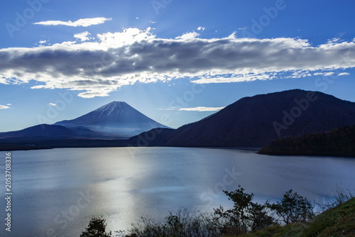 富士山と雲　山梨県本栖湖にて