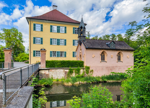 Historisches Sisi Schloss Unterwittelsbach bei Aichach mit Wassergraben, Unterwittelsbach, Aichach, Schwaben, Bayern, Deutschland