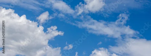 Panel kuchenny z motywem Beautiful bright blue sky with fluffy white clouds background on sunny day