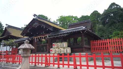 京都 建勲神社の神門と本殿
