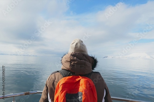 Foto Traveler Enjoying Arctic Scenery from Boat in Svalbard, Norway