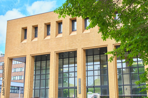 Canvastavla 新緑と青空に映える北海道大学附属図書館の本館外観 Exterior view of the Hokkaido University Central Librar