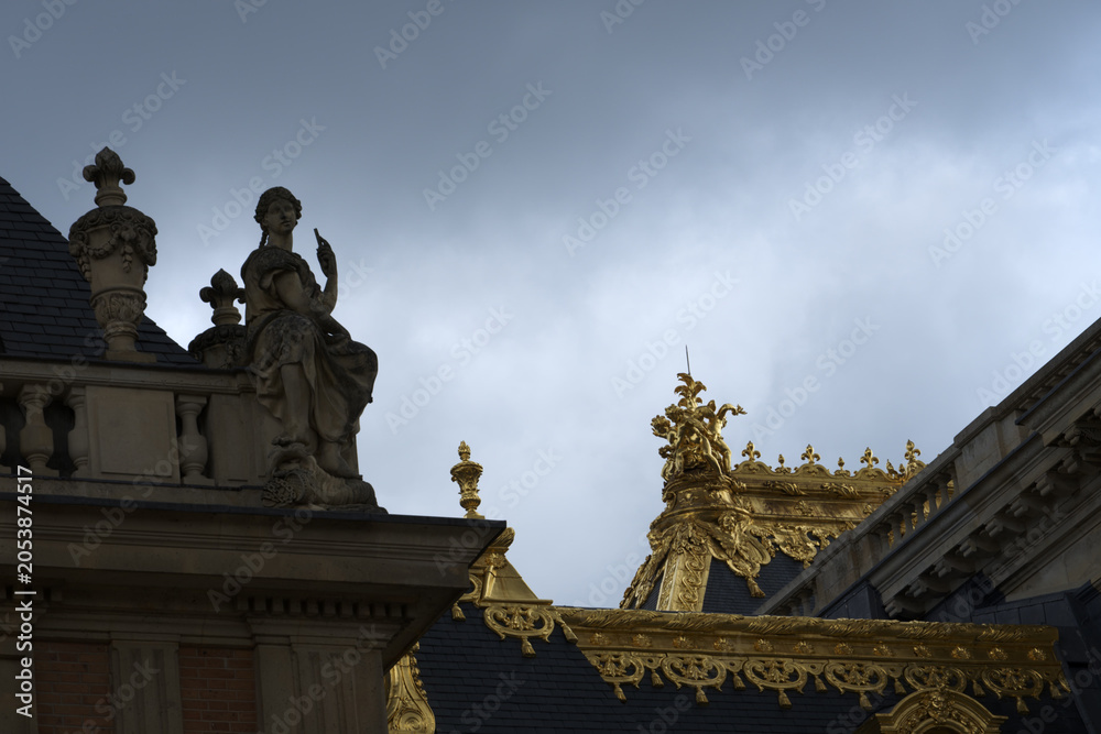 Obraz premium Palace of versailles golden rooftops and classical statue