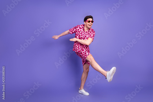 Quadro em tela Charismatic man in a vibrant pink leopard print outfit posing on a purple backgr