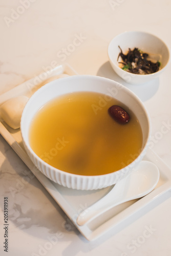 фотографія double boled chicken soup cantonese style with chinese mantou and picked vegetab