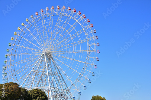 Cuadro en lienzo Colorful ferris wheel against a bright blue sky on a sunny day