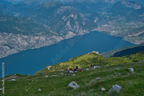 Photography Lago di garda da monte altissimo con 2 turisti e riva del Garda
