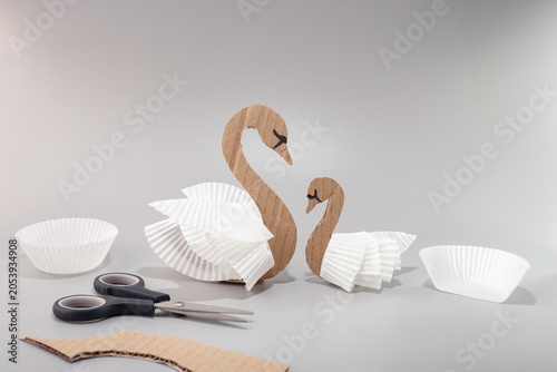 Fotografía Cardboard swan and cygnet craft made from corrugated paper and white cupcake liners