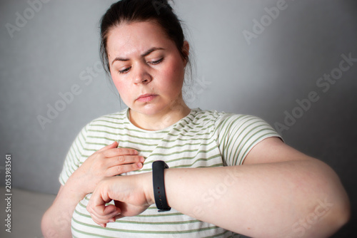 Canvas-taulu Person glancing at smartwatch briefly then returning to everyday routine