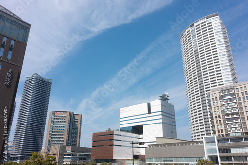 堂島川沿いに広がる、大阪の洗練されたウォーターフロントと都市景観