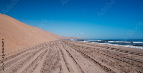 Foto Driving along the sandy shore near Sandwich Harbour in Namibia during the daytim