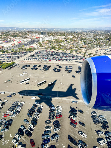 Foto View of Los Angeles International Airport (LAX) featuring a blue airplane engine nacelle prominently in the foreground