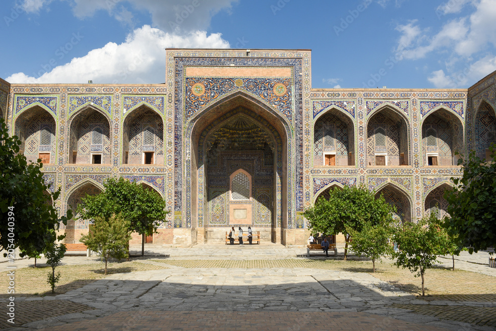 Obraz premium People walking on Madrasa Tilya-Kori building at Samarkand on Uzbekistan