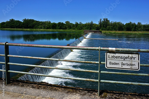 Warnschild; Warnung vor Gefahr durch Ertrinken am Rhein im Breisgau; Baden Württemberg; Deutschland