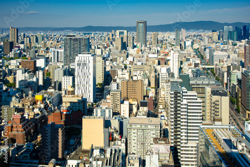 Tableau sur toile 青空と生駒山を望む大阪のパノラマ美景 都心にそびえる超高層タワーマンションと街並み
