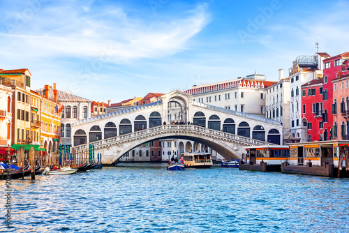 The iconic Rialto Bridge spanning the Grand Canal in Venice, Italy. A timeless symbol of Venetian architecture and one of Europe’s most visited tourist attractions.