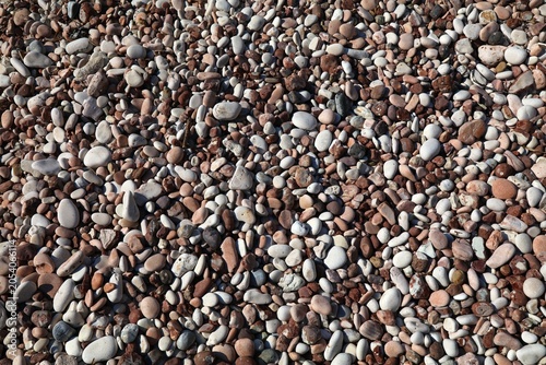 Foto Colorful pebbly beach background from Sarande, Albania