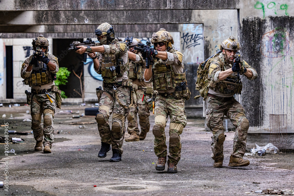 Fototapeta premium Squad Conducting Urban Clearance Maneuver