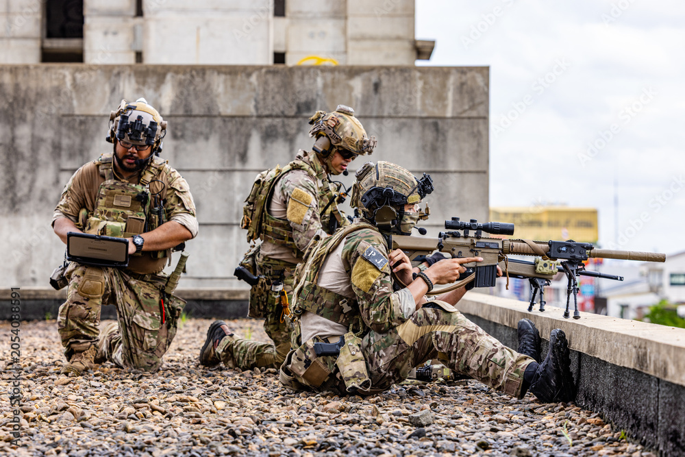 Fototapeta premium Sniper Team Conducting Rooftop Overwatch