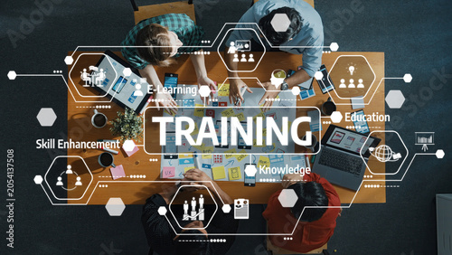 Fotografia A diverse group participates in an engaging training session focused on skill enhancement through e-learning, fostering teamwork and innovative ideas in a collaborative environment