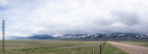 Schilderij op canvas Snow-dusted plains beneath storm clouds
