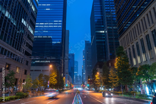 Fotografía 雨の大手町のオフィス街夜景
Rainy Night View of Otemachi Office District in Tokyo, Japan