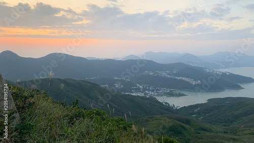 Foto Scenic Coastal Mountain View Overlooking Bay at Dusk