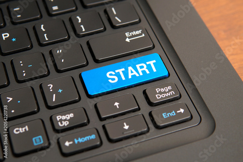 фотографія Close up of a computer keyboard with a blue start key, representing new beginnings, business launch, project initiation, motivation, opportunity, and goal achievement concepts