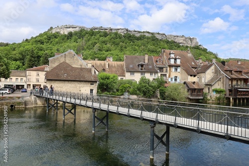 Bild auf Leinwand Passerelle piétonne sur la rivière la Loue, ville de Ornans, département du Doub