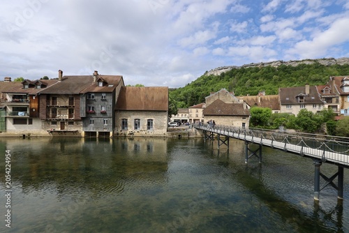 Foto Passerelle piétonne sur la rivière la Loue, ville de Ornans, département du Doub