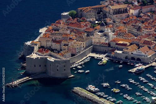 Foto Blick auf die Altstadt von Dubrovnik, Hafen mit Stadtmauer, Kroatien, 01