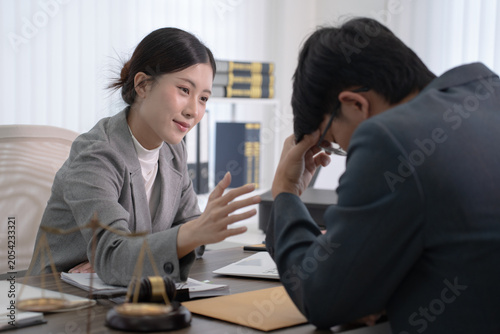 Foto A professional lawyer speaks kindly while offering advice to a client who is resting their head in frustration