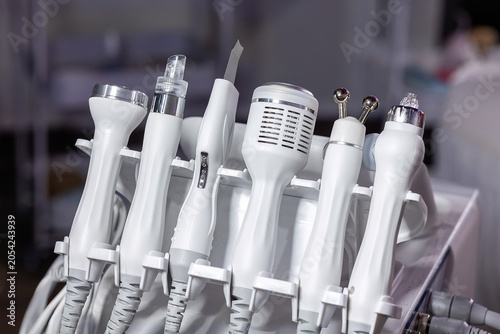 Foto Close up of professional skincare treatment handpieces and applicators on multifunction beauty machine used for facial procedures in aesthetic clinic