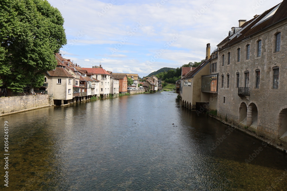 Obraz premium La rivière la Loue dans la ville de Ornans, ville de Ornans, département du Doubs, France