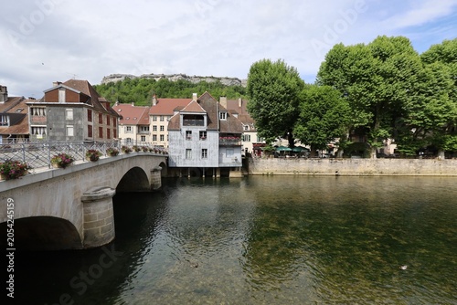 Foto La rivière la Loue dans la ville de Ornans, ville de Ornans, département du Doub
