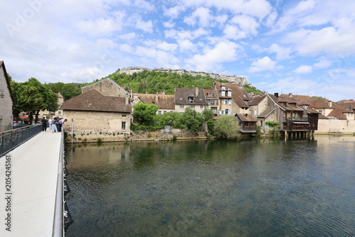 Foto La rivière la Loue dans la ville de Ornans, ville de Ornans, département du Doub