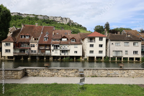 Foto La rivière la Loue dans la ville de Ornans, ville de Ornans, département du Doub