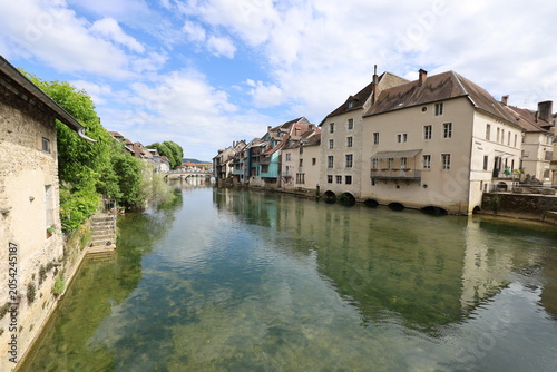 Foto La rivière la Loue dans la ville de Ornans, ville de Ornans, département du Doub