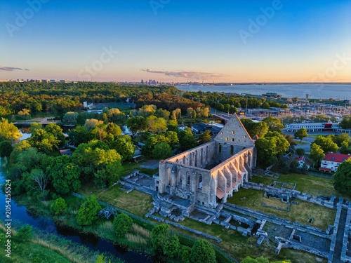Foto Drone View of Pirita Convent Ruins in Tallinn Estonia at Sunset