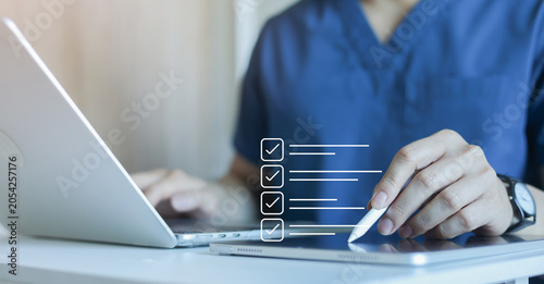 Quadro su tela close up young general practitioner hand use stylus pen to check box on medical