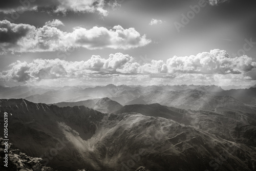 Foto Black and white alpine panorama on the border between Italy and Switzerland near