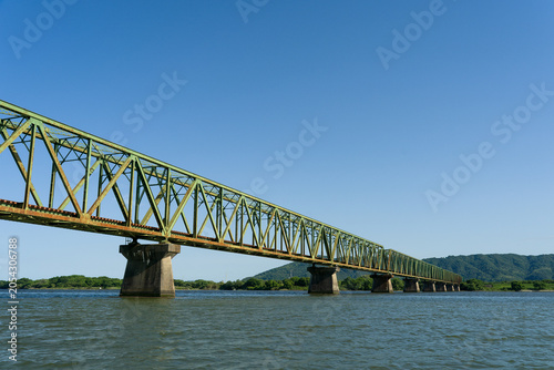 吉野川橋梁は徳島県にある高徳線の佐古駅と吉成駅の間に位置する鉄橋です