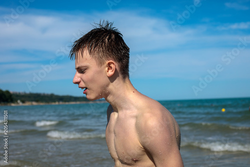 Obraz na płótnie Side profile close up of wet teenage boy with spiked hair, water droplets on ski