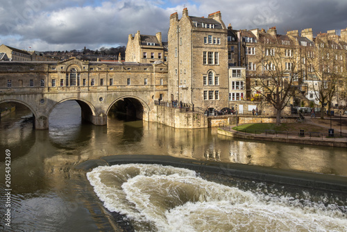 Foto Historic Pulteney Bridge with flowing river weir and classic Georgian architectu