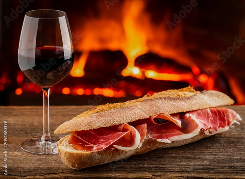 Bocadillo de jamón y copa de vino.