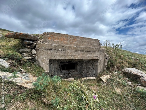 Búnker antiguo de hormigón en la montaña.