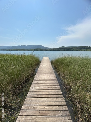 Pasarela de madera en un lago de agua dulce